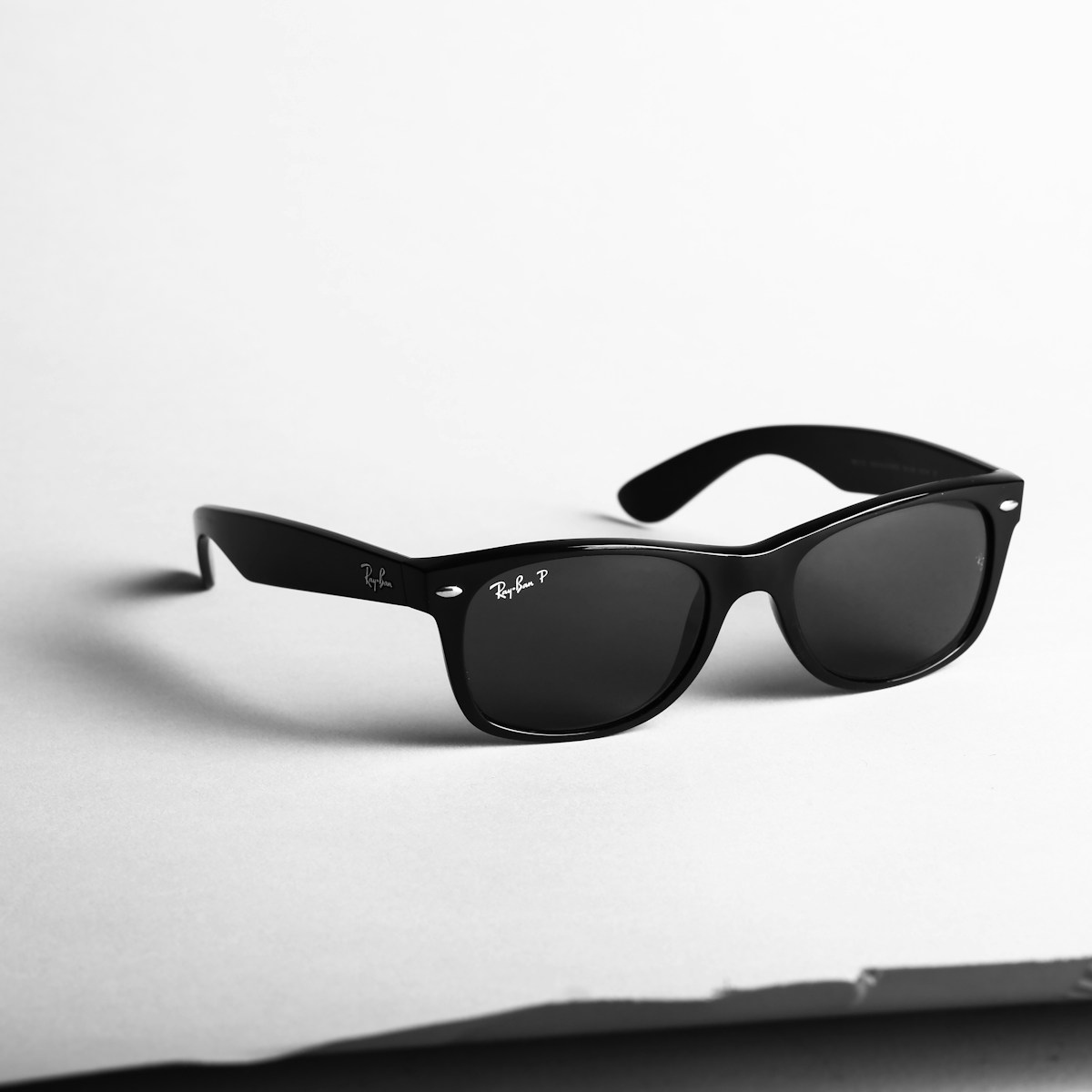 Tròng kính đổi màu photochromic — tự động tối ngoài nắng